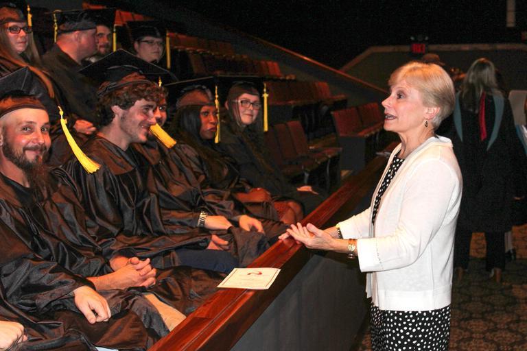 学生在毕业典礼上获得GED证书